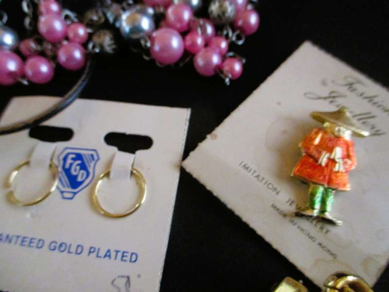 Lot of various vintage costume jewelry, from 50`s. Still with original packaging. No. 11