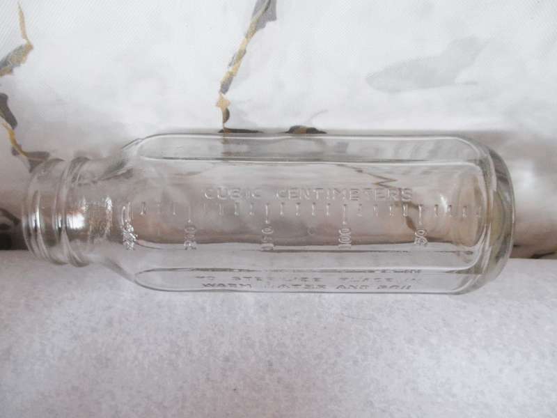Vintage Griptight Freflo 8 ounce glass Baby bottle.