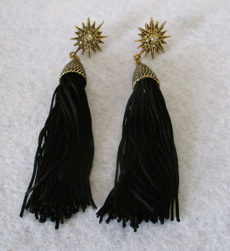 Lovisa Earrings Black gold tassle, festive. 10cm