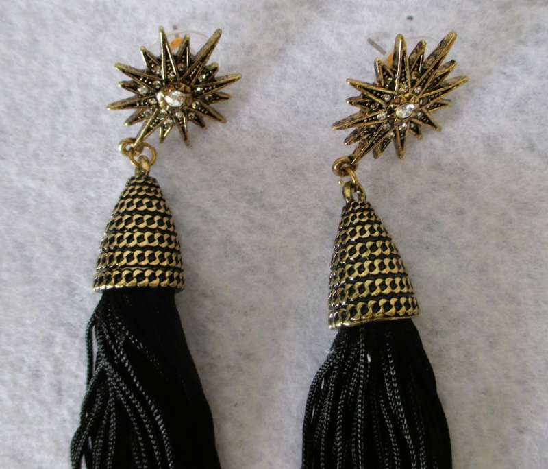 Lovisa Earrings Black gold tassle, festive. 10cm