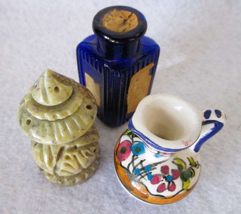 SALE R25 -Lot of three pinters tray items.