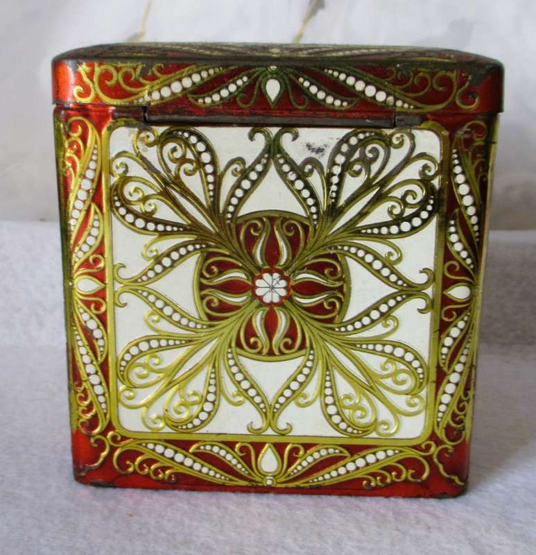 Vintage Collectible Daher Tin Made in England Hinged Lid. 10x10x10cm.