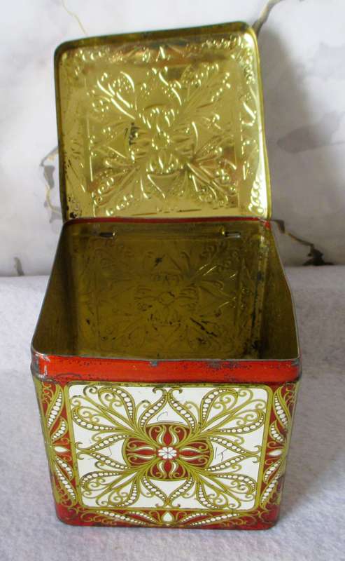 Vintage Collectible Daher Tin Made in England Hinged Lid. 10x10x10cm.