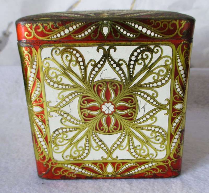 Vintage Collectible Daher Tin Made in England Hinged Lid. 10x10x10cm.