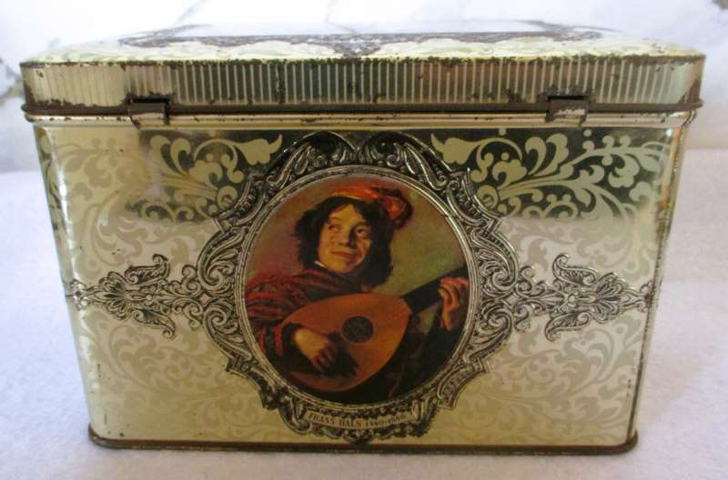 Vintage 1950`s Tin Box with Images of Works by Dutch `Golden Age` Painters. Stunning. 170x110x115mm.