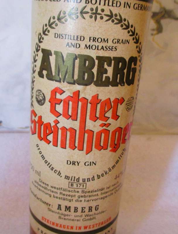 Vintage AMBERG Egter Steinhager Dry Gin, Terracotta 750 ml Bottel. 290mm high.