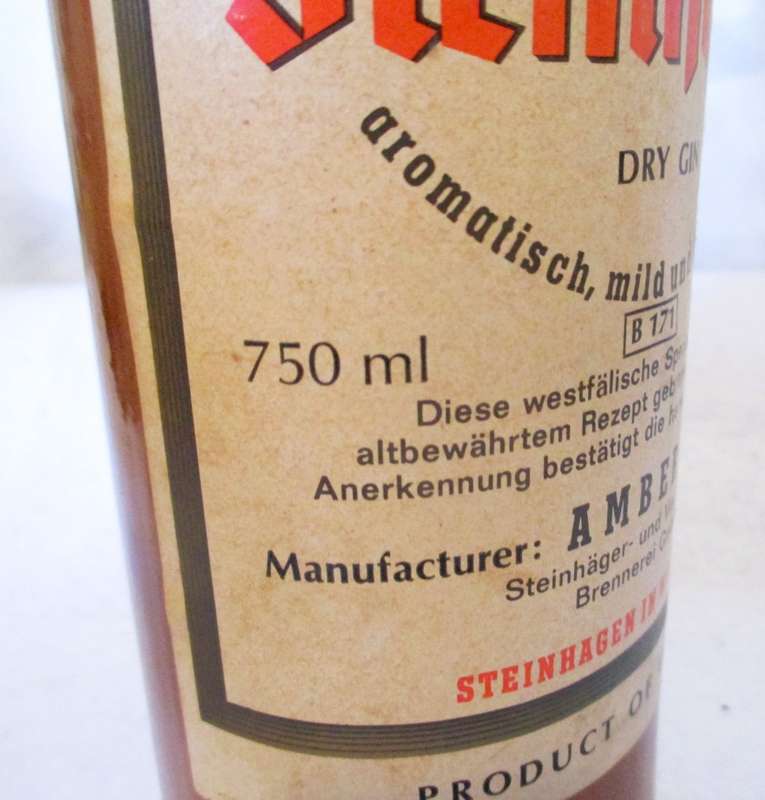 Vintage AMBERG Egter Steinhager Dry Gin, Terracotta 750 ml Bottel. 290mm high.