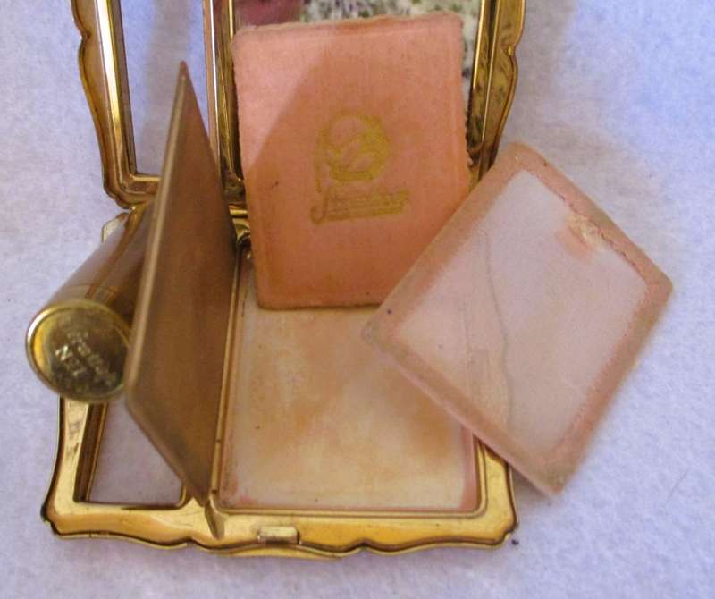 1950`s Luxury Vintage Empress Stratton Lipstick & Powder Compact. 9 cm x 7 cm.