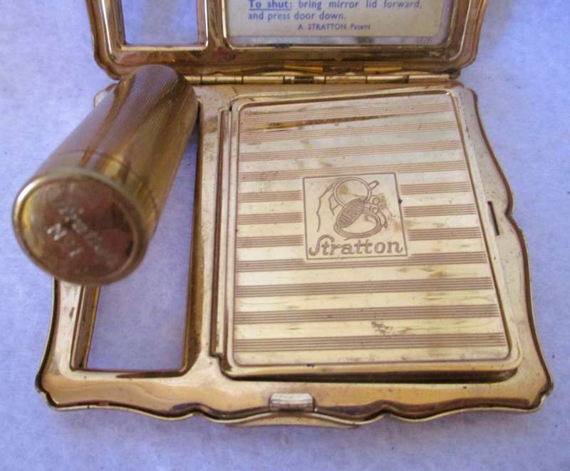 1950`s Luxury Vintage Empress Stratton Lipstick & Powder Compact. 9 cm x 7 cm.