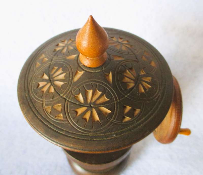 Vintage Carved Wooden Water Well with bucket on chain, pulling up and down. 160mm high.
