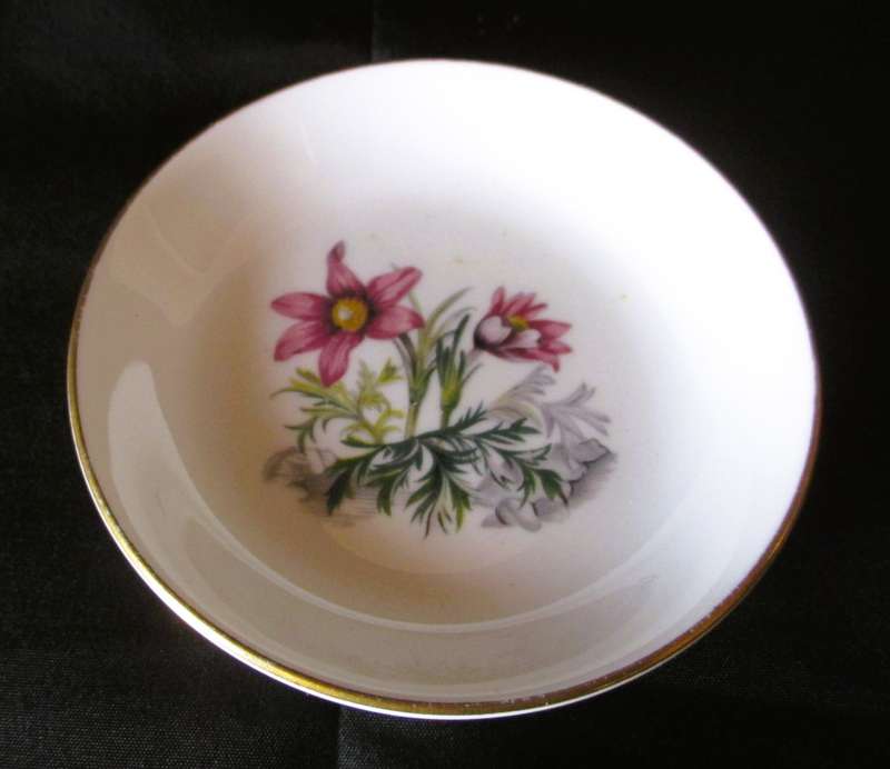 Vintage Royal Worcester Fine Bone China Pin dish. 100mm diameter.
