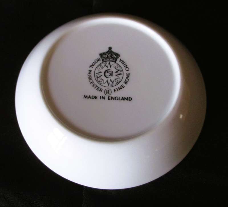 Vintage Royal Worcester Fine Bone China Pin dish. 100mm diameter.