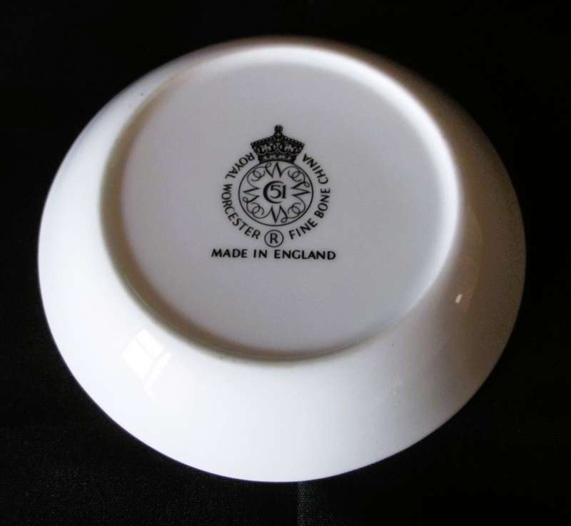 Vintage Royal Worcester Fine Bone China Pin dish. 100mm diameter.