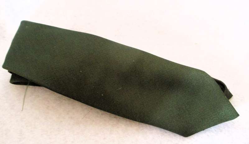 Vintage Men`s Tie, Pall Mall Polyester Was and Wear, as per photo. Worn.