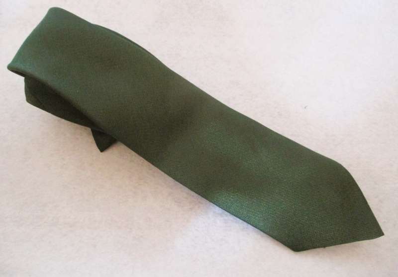 Vintage Men`s Tie, Pall Mall Polyester Was and Wear, as per photo. Worn.