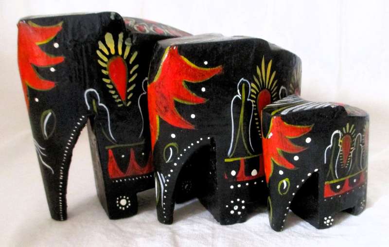 Hand Carved Hand Painted Wooden Elephant Set (3) Vintage. Biggest one 75mm high.