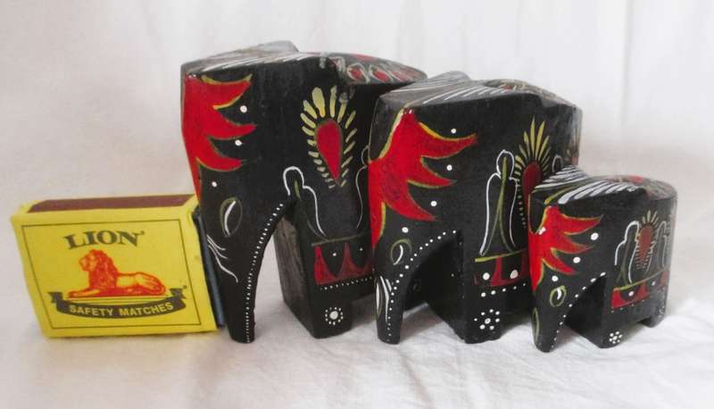 Hand Carved Hand Painted Wooden Elephant Set (3) Vintage. Biggest one 75mm high.