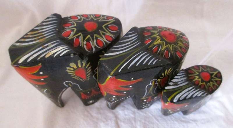 Hand Carved Hand Painted Wooden Elephant Set (3) Vintage. Biggest one 75mm high.