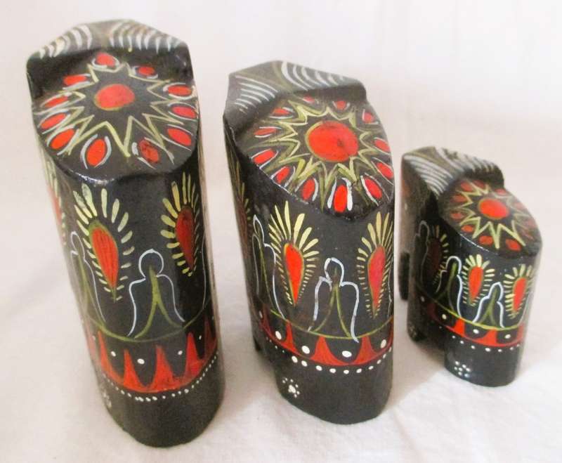 Hand Carved Hand Painted Wooden Elephant Set (3) Vintage. Biggest one 75mm high.