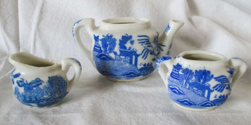 Antique/Vintage 3pc Blue Willow Children`s Tea Set Creamer, Sugar, Tea Pot. no lids. Pot chipped.