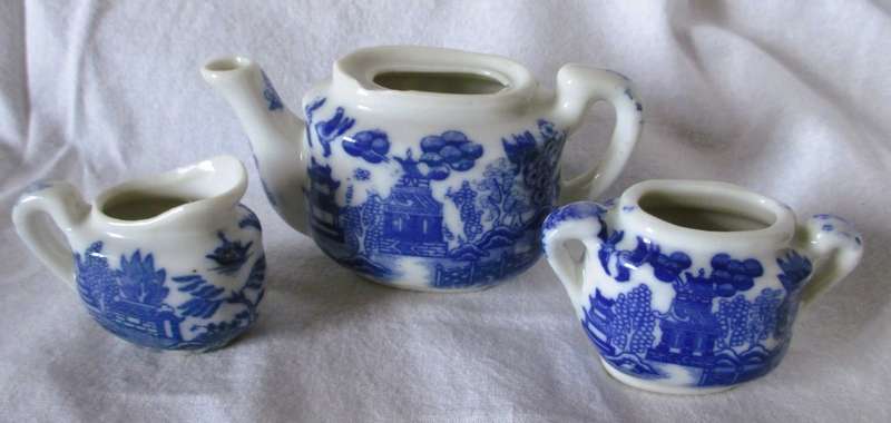 Antique/Vintage 3pc Blue Willow Children`s Tea Set Creamer, Sugar, Tea Pot. no lids. Pot chipped.