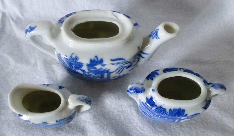 Antique/Vintage 3pc Blue Willow Children`s Tea Set Creamer, Sugar, Tea Pot. no lids. Pot chipped.