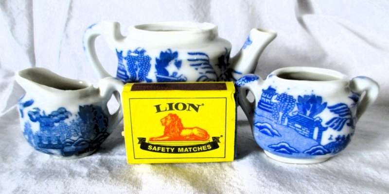 Antique/Vintage 3pc Blue Willow Children`s Tea Set Creamer, Sugar, Tea Pot. no lids. Pot chipped.