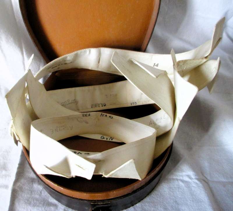 Antique Edwardian Leather Collar Trinket Box, Horse Shoe Shaped, 1910s, with 5 collers.