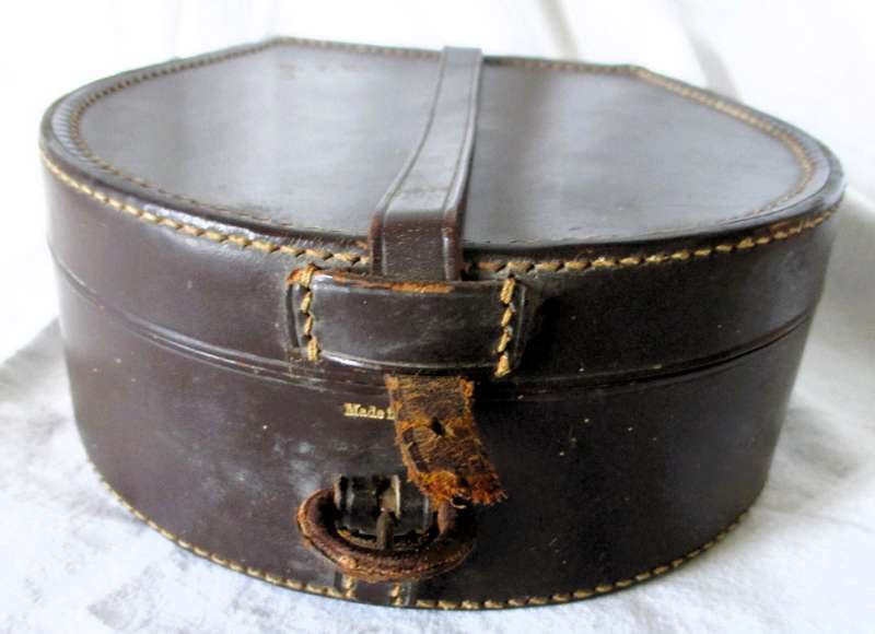 Antique Edwardian Leather Collar Trinket Box, Horse Shoe Shaped, 1910s, with 5 collers.