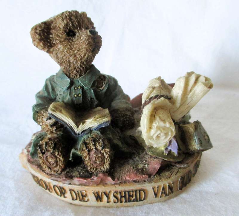 Very cute Resin Bear figurene, lots of detail. Vertrou op die wysheid van god se plan. 80x10xm