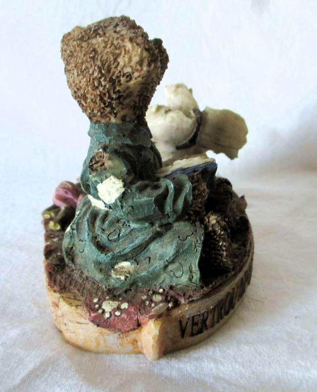 Very cute Resin Bear figurene, lots of detail. Vertrou op die wysheid van god se plan. 80x10xm