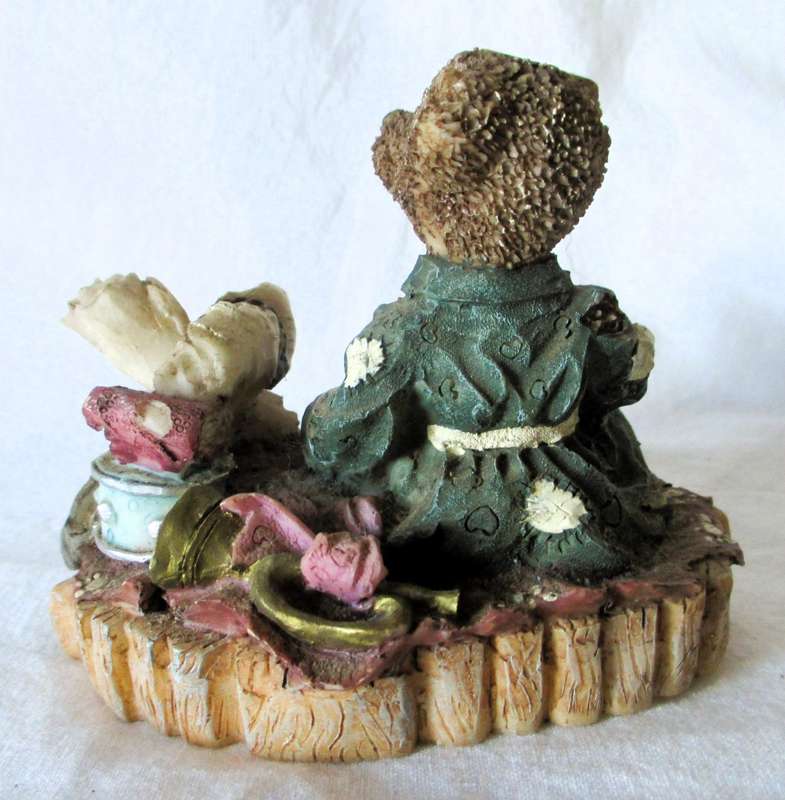 Very cute Resin Bear figurene, lots of detail. Vertrou op die wysheid van god se plan. 80x10xm