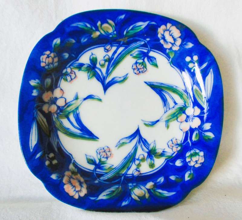 Lovely Genuine Imperial Imari small hanging plate. 120mm diameter