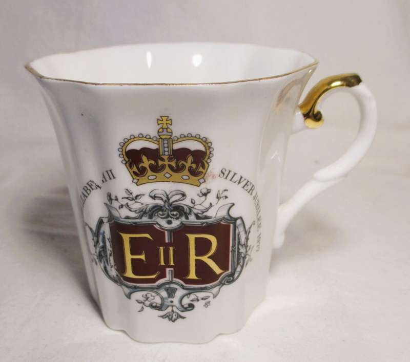 Vintage England Queen Elizabeth II Silver Jubilee Mug Cup 1952-1977 bone china