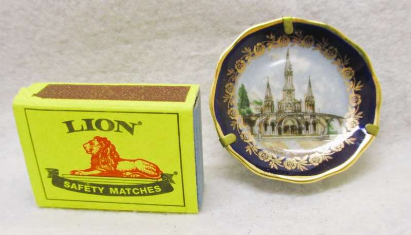 Beautiful original limoges porcelain mini plate with stand. Marked. 55mm. Spotless.