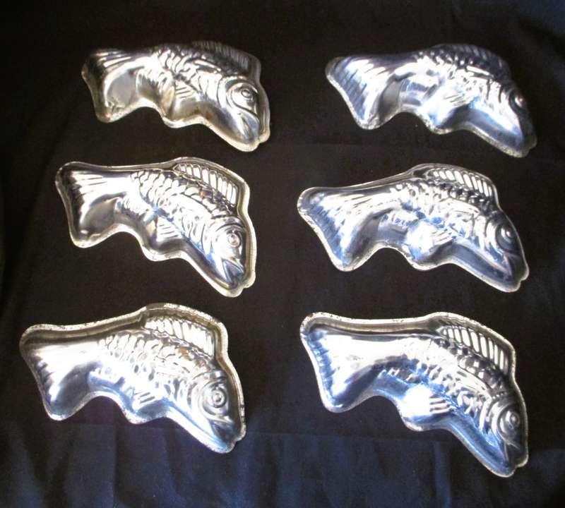 Lot of 6 Vintage metal fish pate mould. Fish shaped kitchen decor. Cake or jelly mould. 160x90mm