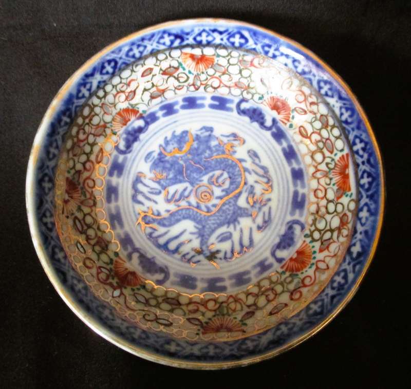 Small Rice grain pattern bowl with handpainted Dragon and gold finish. Macau. 100mm diameter.