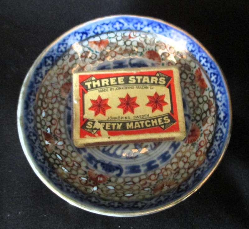 Small Rice grain pattern bowl with handpainted Dragon and gold finish. Macau. 100mm diameter.