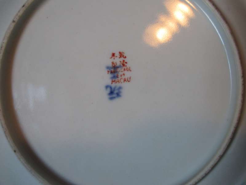 Vintage Chinese Rice Grain Pattern Porcelain Plate Blue and White Enameled and Gilded. Macau 23cm