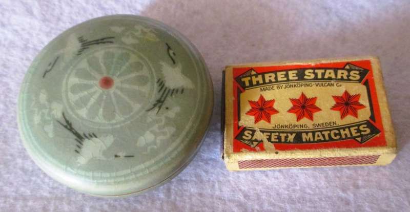 Vintage Korean celadon jar + lid flying crane inkpad dish trinket box incense holder. 60mm x 20mm.