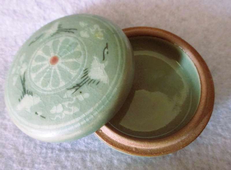 Vintage Korean celadon jar + lid flying crane inkpad dish trinket box incense holder. 60mm x 20mm.