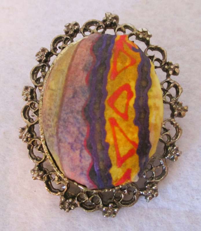Beautiful Vintage handpinted Silk Brooch in Lovely frame 5x4cm