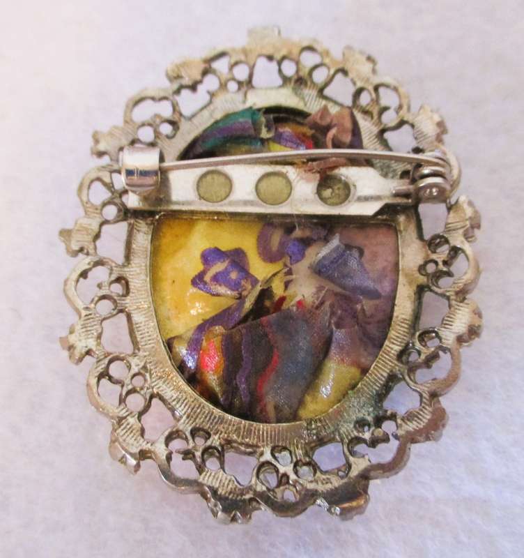 Beautiful Vintage handpinted Silk Brooch in Lovely frame 5x4cm