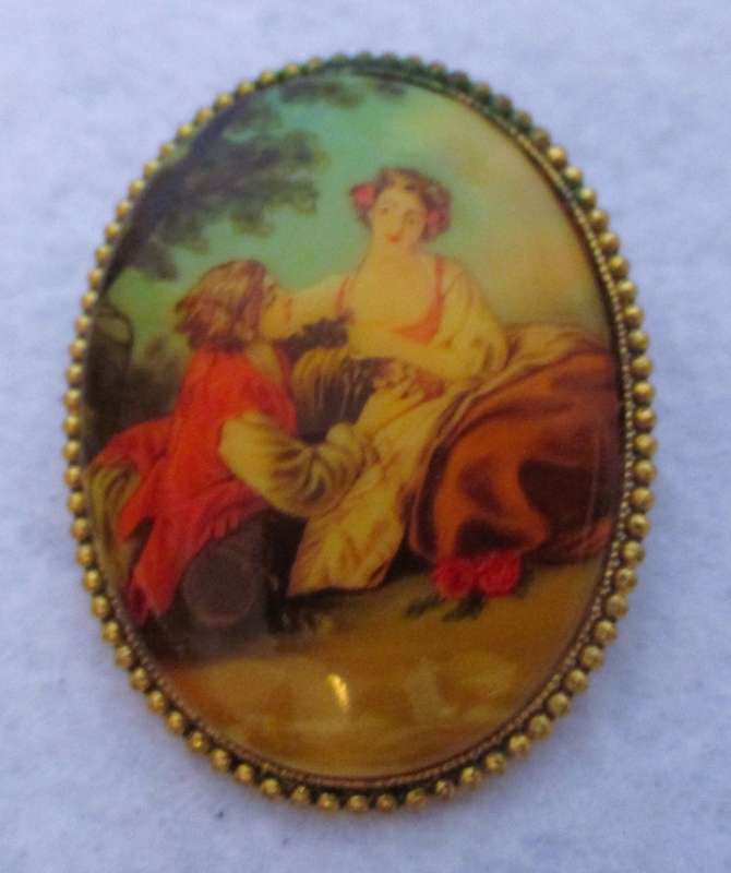 Beautiful Vintage Victorian Scene Man and Woman Oval Shaped Gold Tone Edge Brooch. 45x35mm