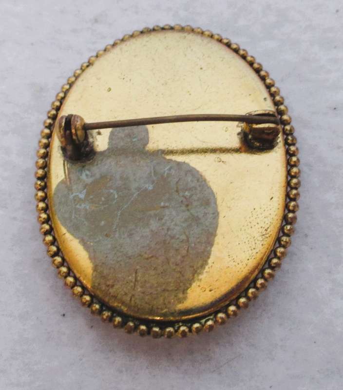 Beautiful Vintage Victorian Scene Man and Woman Oval Shaped Gold Tone Edge Brooch. 45x35mm