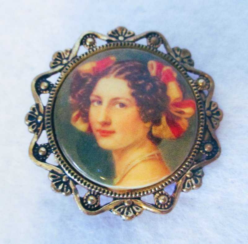 Beautiful Vintage Victorian Lady transfer round Shaped scarf clip, framed. 35mm diameter