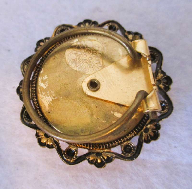 Beautiful Vintage Victorian Lady transfer round Shaped scarf clip, framed. 35mm diameter