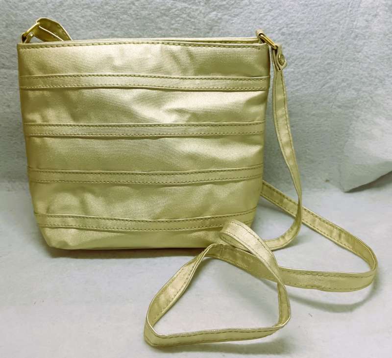 Vintage style Gold evening handbag, got a leather feel. Lovely 22x17cm Spotless.