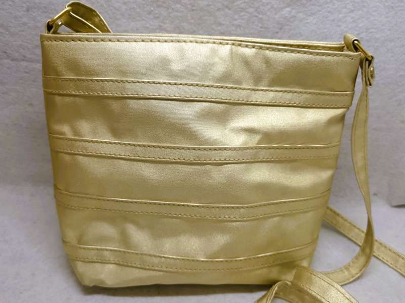 Vintage style Gold evening handbag, got a leather feel. Lovely 22x17cm Spotless.