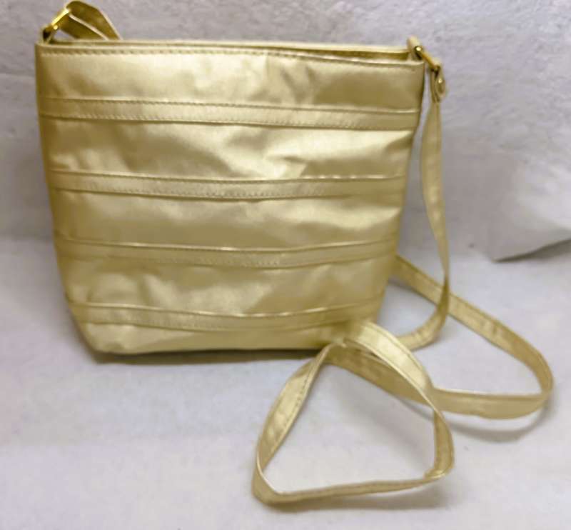 Vintage style Gold evening handbag, got a leather feel. Lovely 22x17cm Spotless.